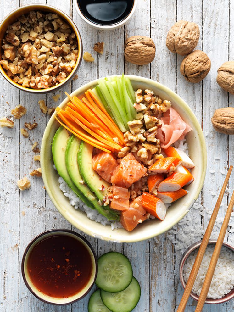 Sushi en bol con nueces y vegetales crudos. (Foto: Getty)