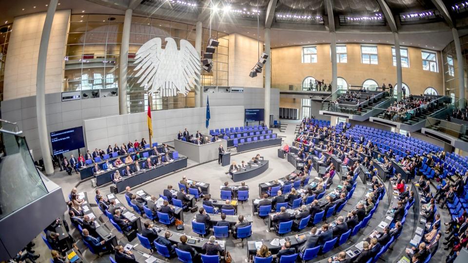 Die Maskenpflicht im Bundestag gilt "für alle Räume, einschließlich des Plenarsaals, der Sitzungssäle und Besprechungsräume, sowie für alle Verkehrsflächen und Aufzugsanlagen der Gebäude" (Bild: dpa)