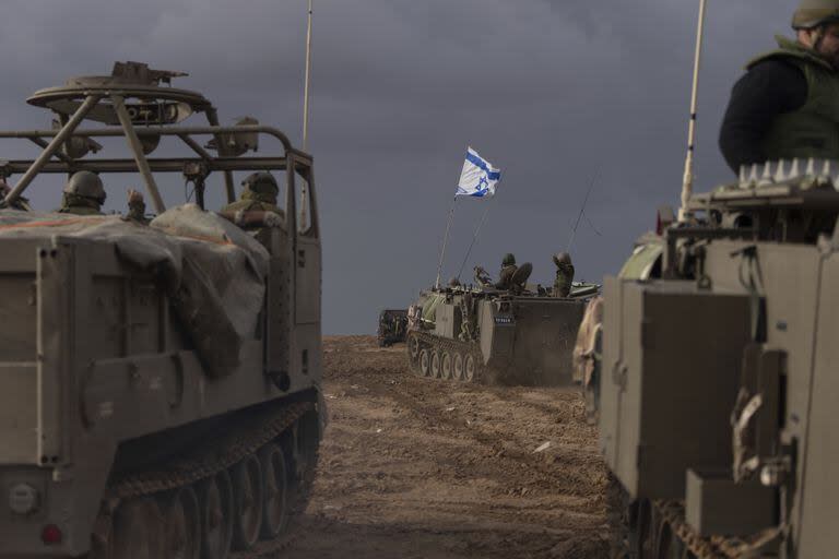 Vehículos militares blindados circulan a lo largo de la frontera de Israel con la Franja de Gaza 