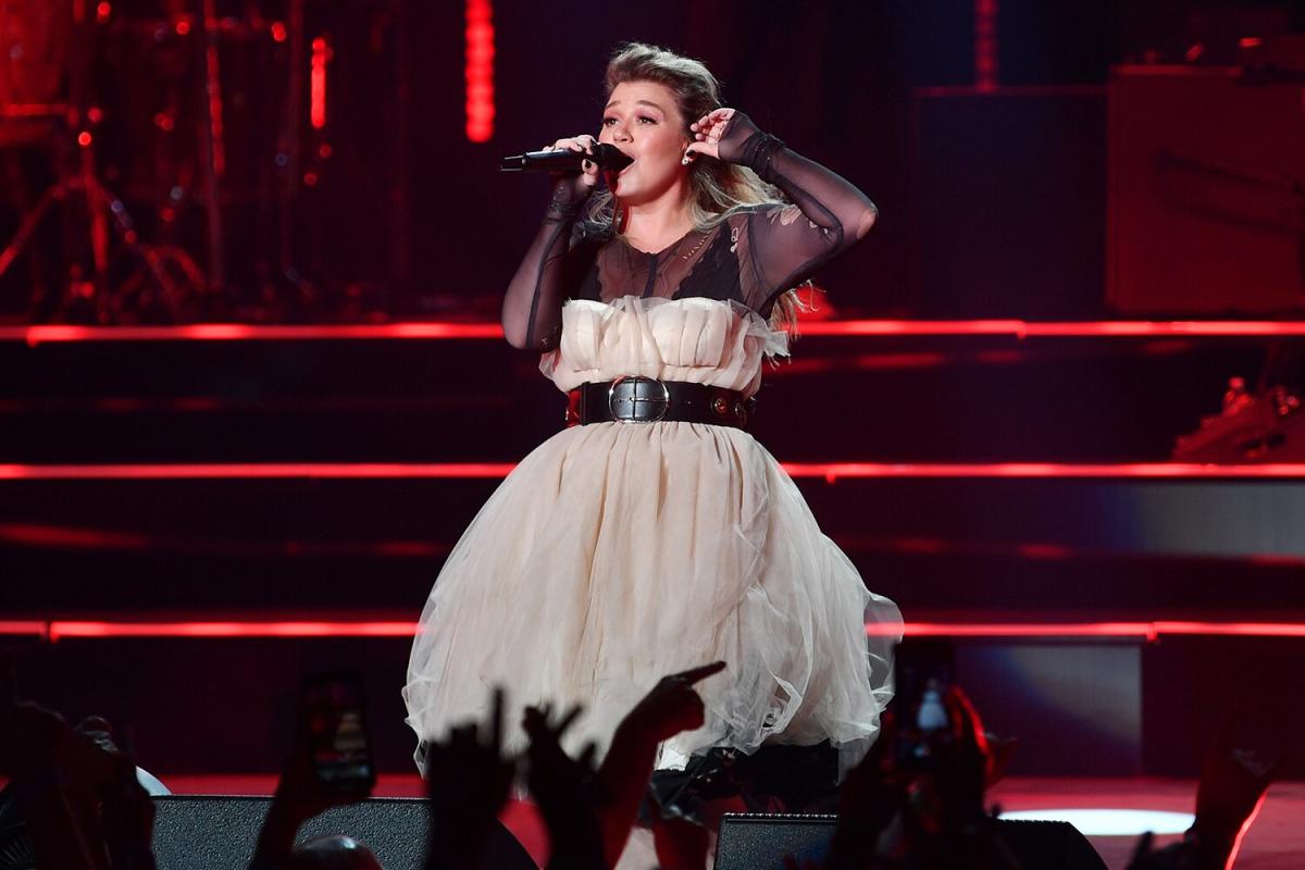 Kelly Clarkson Had 'Hard Time' Singing 'Piece by Piece' Post