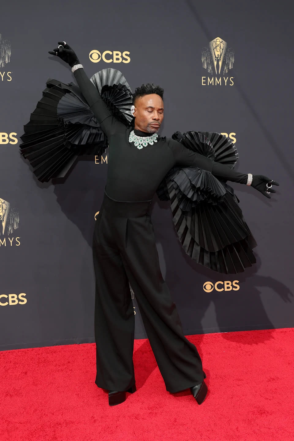 Billy Porter schwebte in einem geflügelten Look und mit vielen Diamanten. Foto: Getty Images.