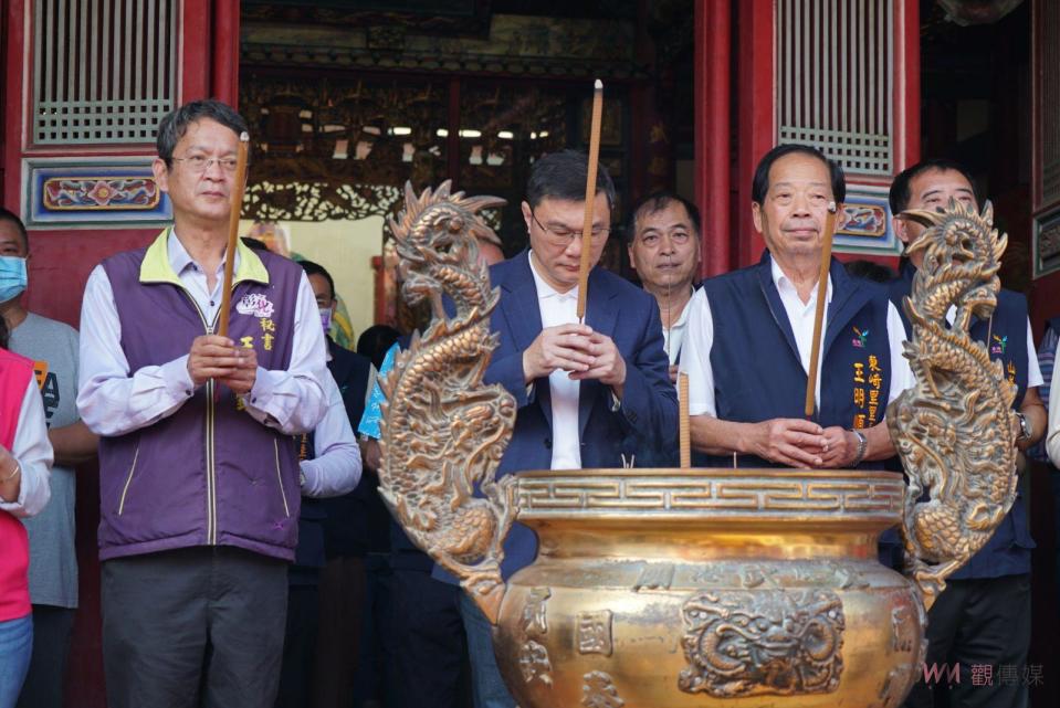 ▲鹿港鎮公所在文武廟舉行「文衡聖帝飛昇1865週年」祭祀大典，鎮長許志宏及多位代表、里長一同清香祝禱，並進行每半年一次的里長爐擲筊。（記者陳雅芳攝）