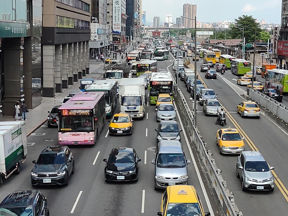 研究團隊證實都會區擁擠的交通是造成區域空氣品質惡化的原因之一 (陽明交大提供)