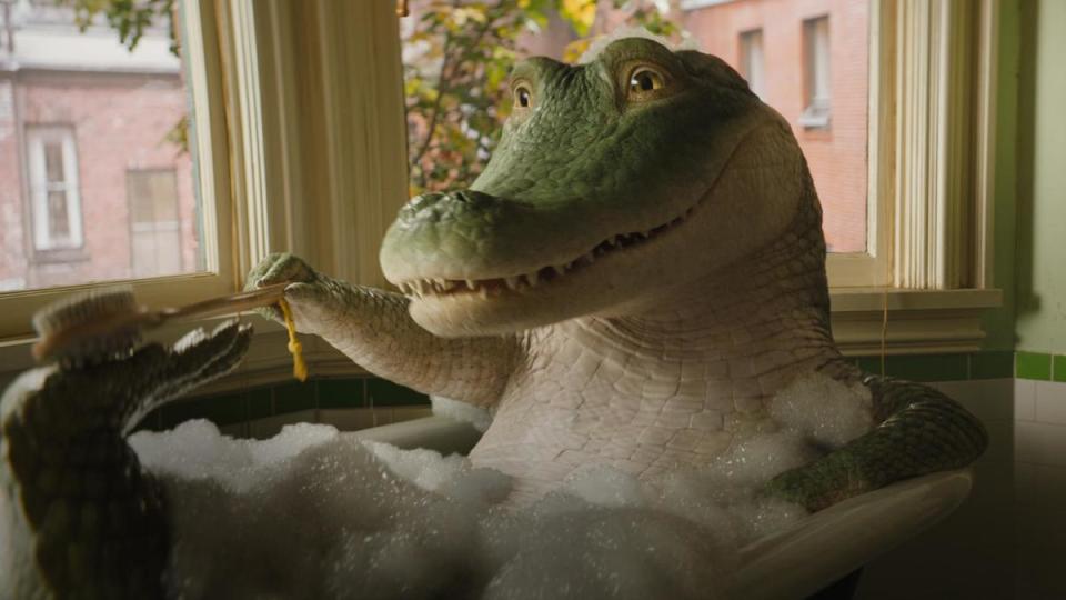 鱷魚萊歐在洗澡時放聲高歌，驚動了喬許一家人。（索尼提供）