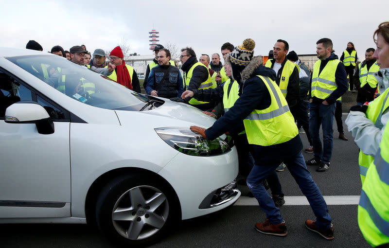 Le mouvement des "Gilets jaunes" s'est poursuivi lundi avec de nouvelles actions sur certaines routes de France, deux jours après le début d'une mobilisation. /Photo prise le 17 novembre 2018/REUTERS/Stéphane Mahé