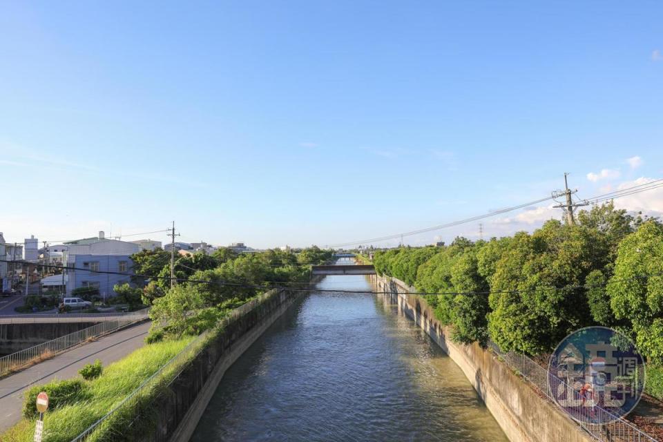 嘉南大圳的流水送進平原，田地喝得到水了，就能生長農作。