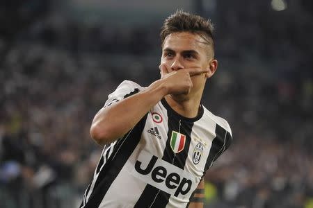 El atacante argentino de la Juventus Paulo Dybala celebra tras anotar el primer gol contra Barcelona en el partido de ida de los cuartos de final de la Liga de Campeones, Turín, Italia, Abril 11. La Juventus de Italia goleó el martes 3-0 al Barcelona en la ida de los cuartos de final de la Liga de Campeones, en un emocionante partido de ida y vuelta en que el delantero argentino Paulo Dybala marcó dos goles. Reuters / Giorgio Perottino Livepic