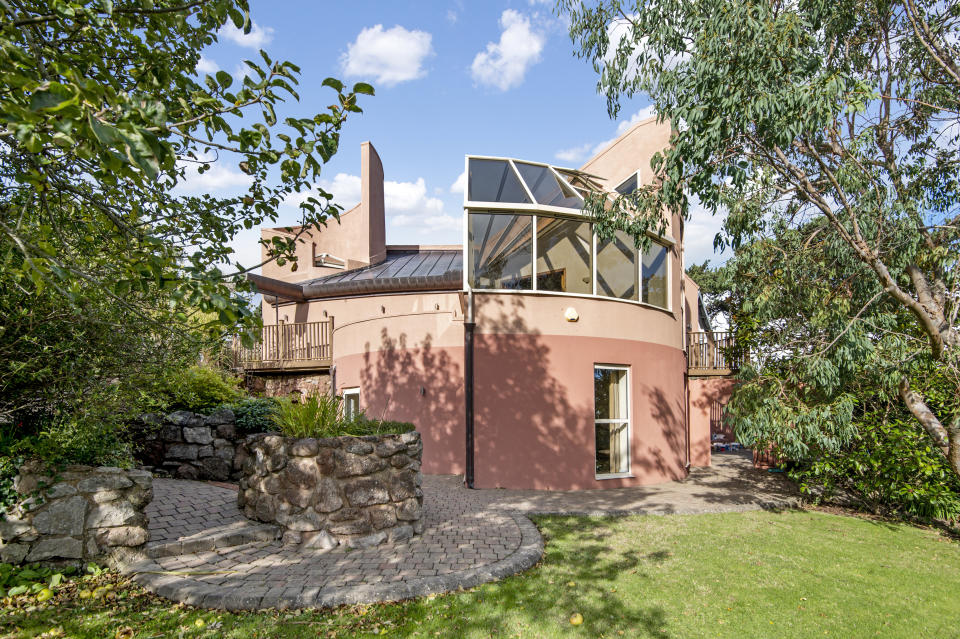 The house stood out for its pale pink curving walls and corkscrew staircase tower.
(Bradleys Estate Agents/SWNS)
