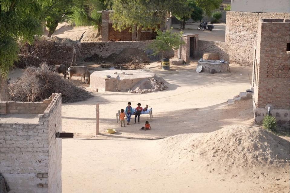 La casa de la familia de Niranaram Chetanram Chaudhary.