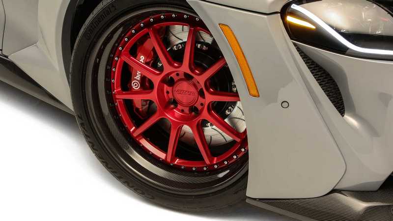 Supra HyperBoost Edition配置20吋輪圈與寬體設計。