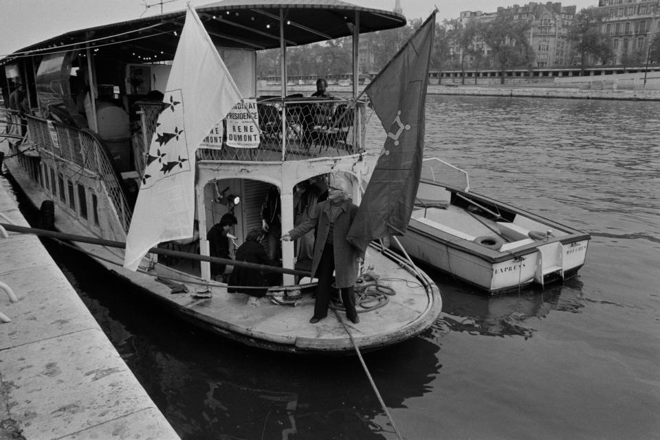 En 1974, René Dumont a installé son QG de campagne sur une péniche sur la Seine. Celle-ci étant positionnée au pied du pont de l’Alma, il héritera du surnom du « Zouave de l’Alma ».