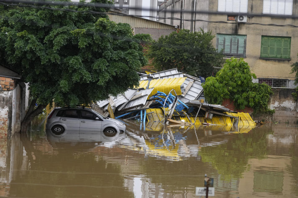 <strong>一輛汽車浸泡在阿雷格里港淹水的街道。（圖／美聯社）</strong>