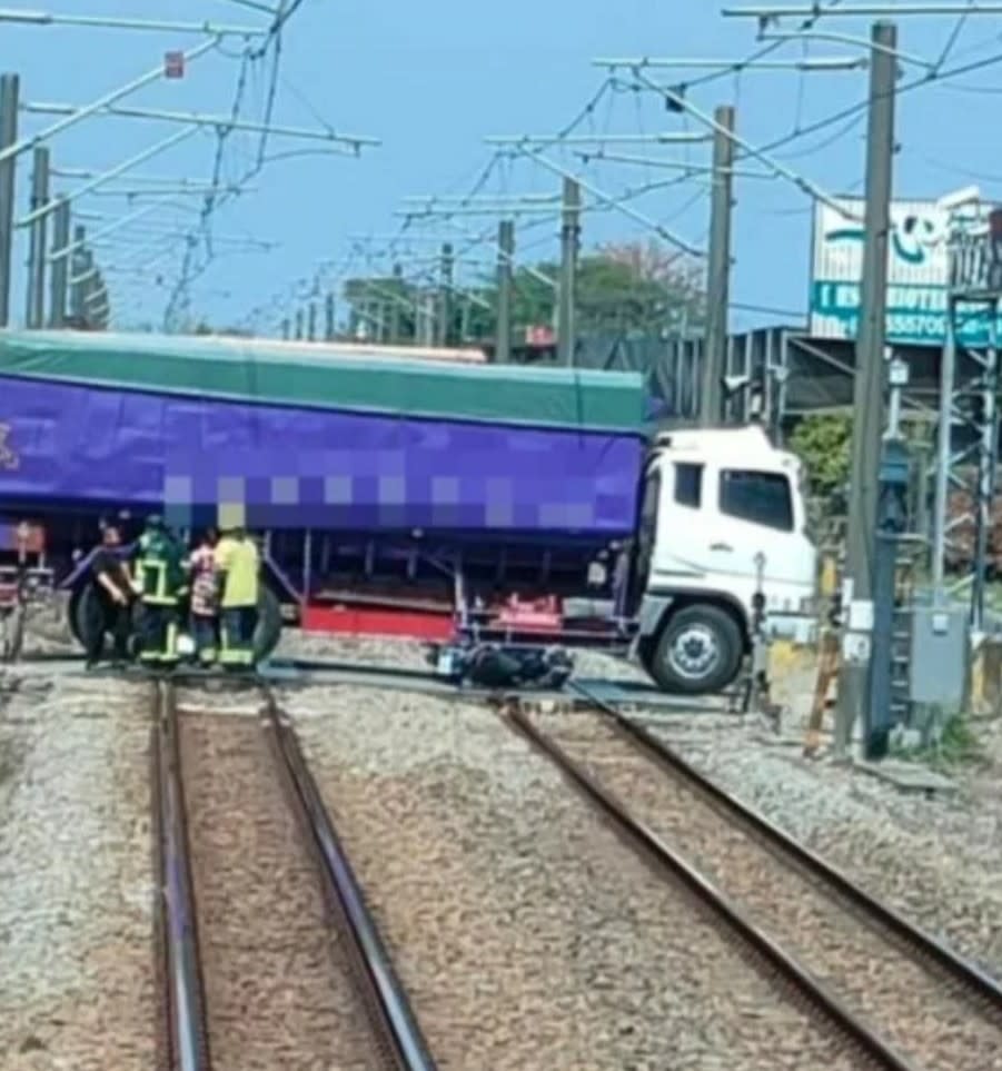 嘉義女騎士在平交道上遭貨車撞死，鐵路一度中斷。（記者湯朝村翻攝)