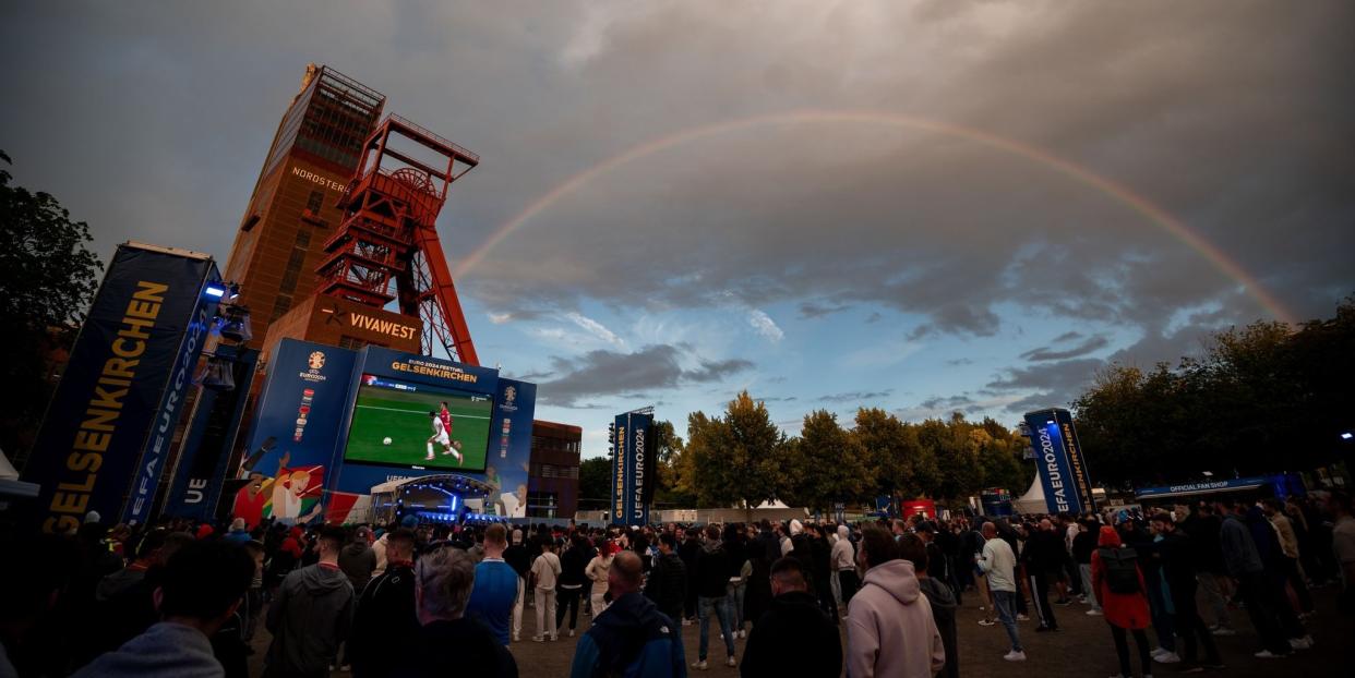 Ein Regenbogen ist über dem Public Viewing Areal im Nordsternpark zu sehen.<span class="copyright">Fabian Strauch/dpa</span>