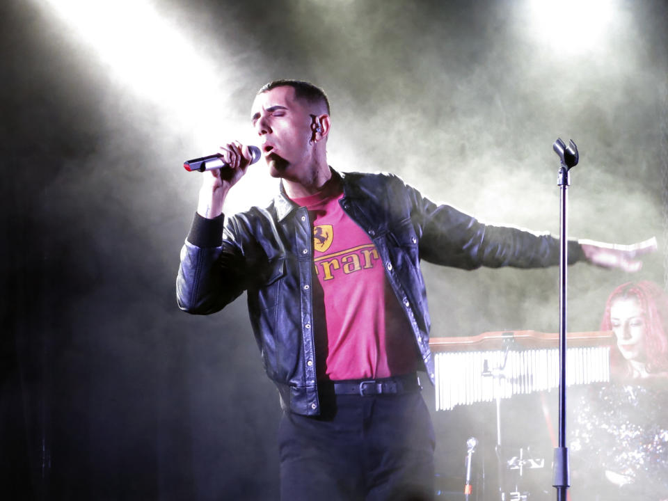 El cantautor chileno Alex Anwandter se presenta en concierto en la Ciudad de México el 12 de noviembre de 2023. (Foto AP/Berenice Bautista)