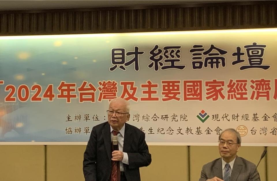 台灣綜合研究院創辦人劉泰英（右）13日主持台綜院2024年台灣及主要國家經濟展望，由台綜院院長吳再益主講。圖／陳碧芬