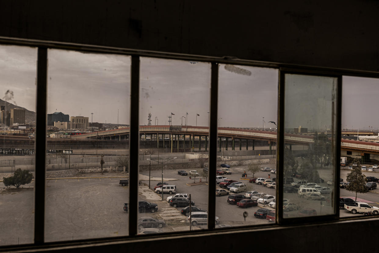 Migrantes centroamericanos esperan ser registrados en las oficinas del gobierno mexicano en Ciudad Juárez, en marzo. (Daniel Berehulak/The New York Times)