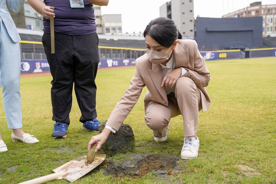 新竹棒球場挖出小磚塊和電線，高虹安下令球場暫停比賽。（圖：市府提供）