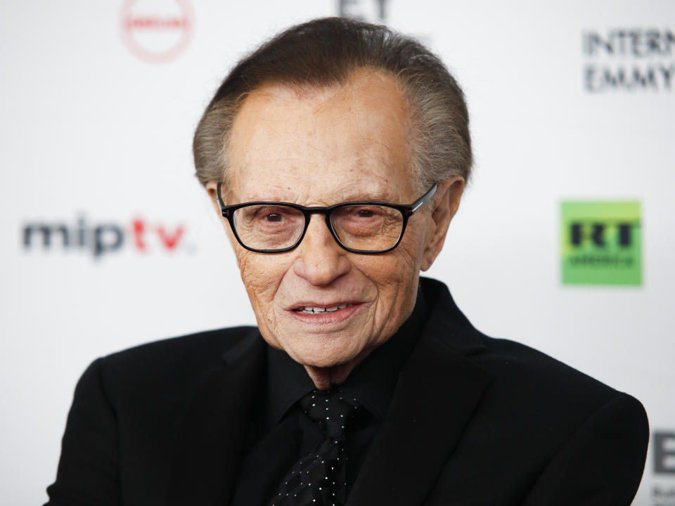 Fotografía de archivo del 20 de noviembre de 2017, de Larry King durante la 45ta entrega internacional de los Premios Emmy en el New York Hilton en Nueva York. (Foto de Andy Kropa/Invision/AP, Archivo)