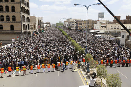 Followers of the Shi'ite Houthi group pray during a rally to denounce fuel price hikes and to demand for the resignation of the government in Sanaa August 22, 2014. RUETERS/Mohamed al-Sayaghi