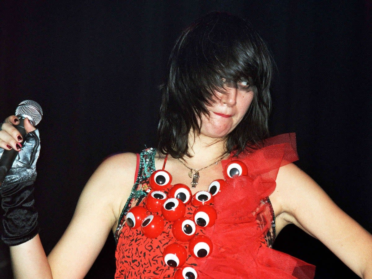 Yeah Yeah Yeahs in concert at the Metro, Chicago o 23 November 2003 (Shutterstock)