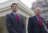 <p>2. Paul Ryan y Mitch McConnell. Los líderes de la Cámara de Representantes y del Senado tienen la llave del trabajo legislativo y, en buena medida, por ellos pasa el futuro de propuestas legislativas clave de Trump, como el presupuesto y las reformas fiscales y de salud. Con todo, como se vio en la discusión y votación de la iniciativa de salud de Trump en la Cámara Baja, facciones republicanas minoritarias, como el ultraconservador Freedom Caucus, pueden doblarle la mano al liderazgo y ser un factor decisivo. Ryan y Mitchell serían también clave en el hipotético y hasta ahora improbable caso de que se desatara un proceso de destitución presidencial. (Foto: AP)</p>