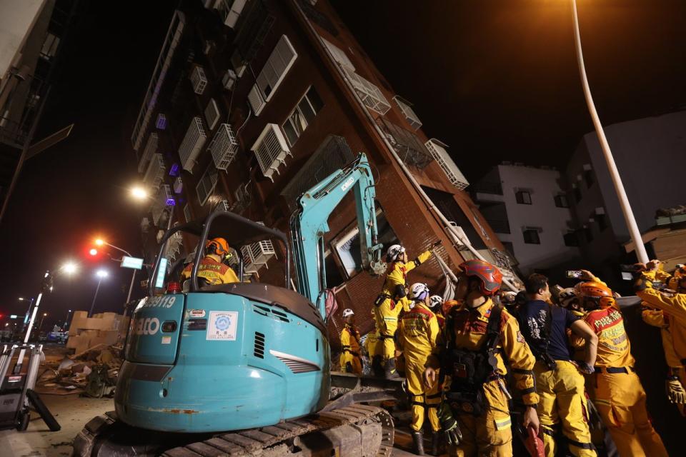 花蓮大地震，天王星大樓倒塌。救難人員晚間挖出不幸罹難的康姓住戶。（記者林澔一／攝影）