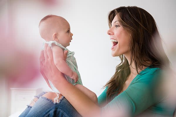 Platicar con tu bebé y dejar que él te conteste, aunque sea con balbuceos, es una forma de ayudarle a aprender a hablar. Foto: JGI/Jamie Grill/Getty Images