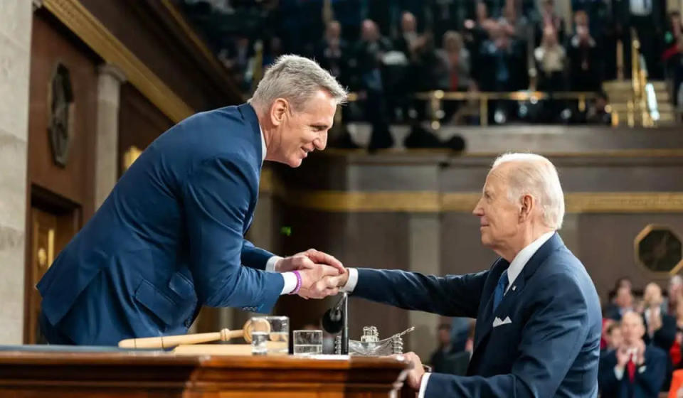 Kevin McCarthy, presidente de la Cámara de Representantes (izquierda), estrecha un saludo con Joe Biden, presidente de Estados Unidos (derecha). Foto: Prensa Casa Blanca.