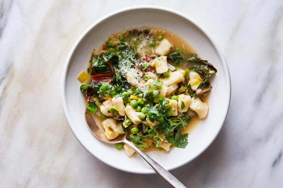 Acelgas estofadas con ñoquis, chícharos y puerros en una sola olla en Nueva York, el 21 de abril de 2021. Estilista de alimentos: Rebecca Jurkevich. (Linda Xiao/The New York Times)