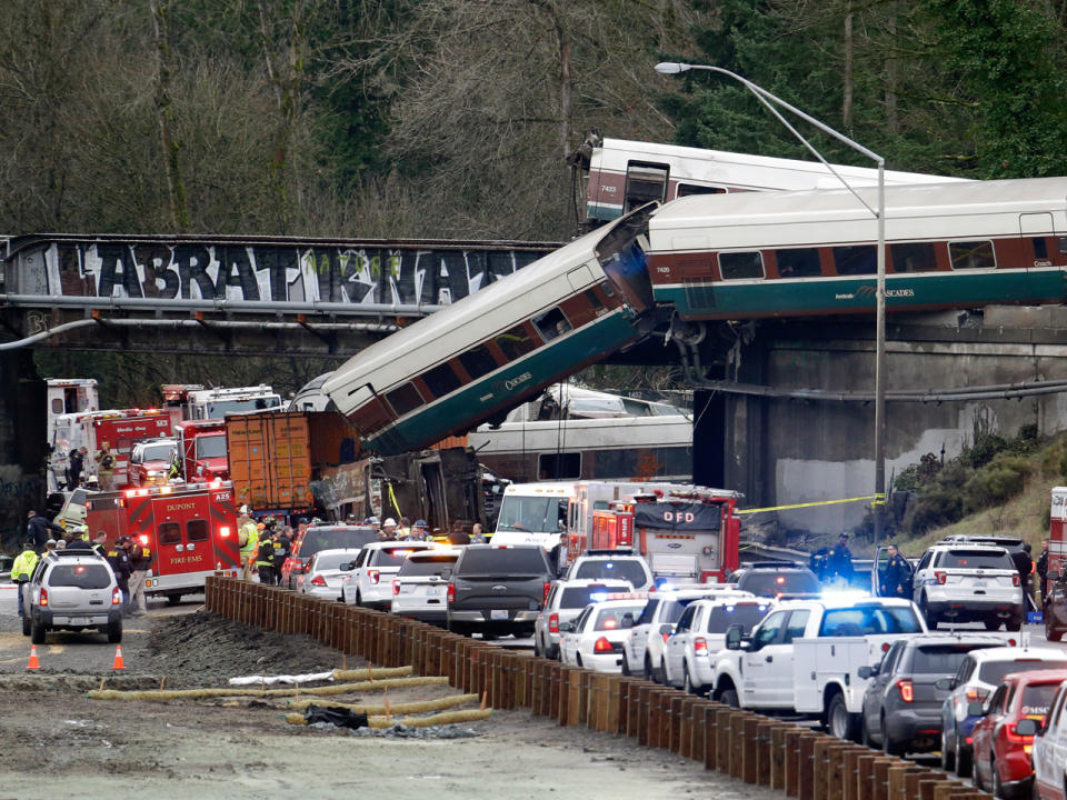 Präsident Donald Trump nahm das Zugunglück zum Anlass, um per Twitter für Investitionen in die Infrastruktur zu werben. Brücken, Tunnel und Gleise seien marode. Erst nach diesem Statement drückte er sein Beileid für die Opfer aus. (Bild-Copyright: Rachel La Corte/AP Photo)