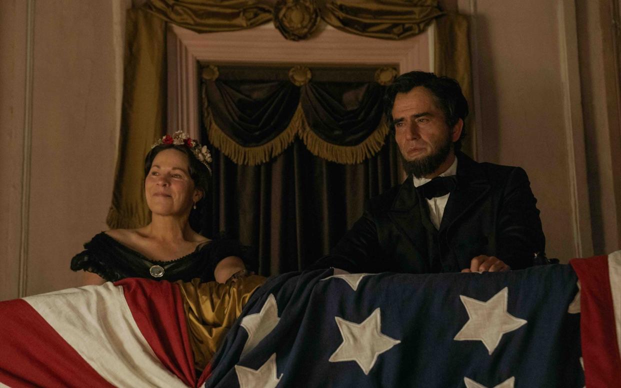 Das Ehepaar Lincoln (Lili Taylor und Hamish Linklater) an jenem Abend, als der Präsident während eines in Washington aufgeführten Lustspiels von einem Schauspieler und fanatischem Südstaaten-Anhänger erschossen wurde. Die Apple-Serie "Nach dem Attentat" thematisiert die Jagd auf den Lincoln-Mörder. (Bild: Apple TV+)