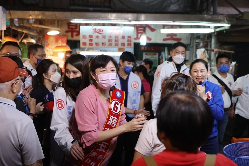 台北市長候選人蔣萬安太太石舫亘17日走訪士林華榮市場，由台北市議員候選人林杏兒陪同，向攤商及採買民眾懇託、問候，現場民眾反應熱絡。