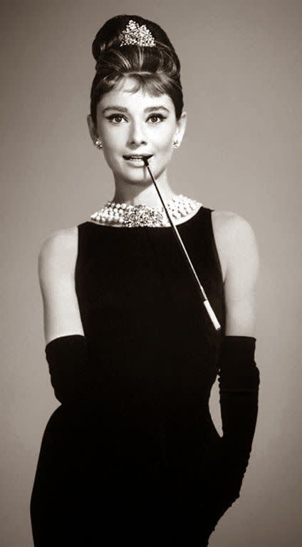 Audrey Hepburn dans Diamants sur canapé – La robe fourreau la plus célèbre du cinéma. Signée Givenchy, elle a été vendue aux enchères en 2006 pour la coquette somme de 608.000 euros. 