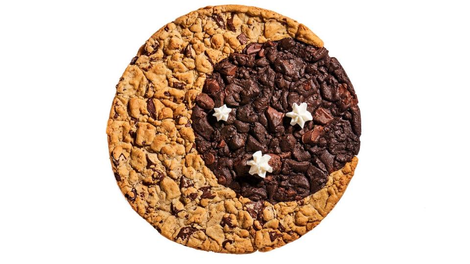 <div>Insomnia Cookies' limited-edition Moon Cookie Cake</div>