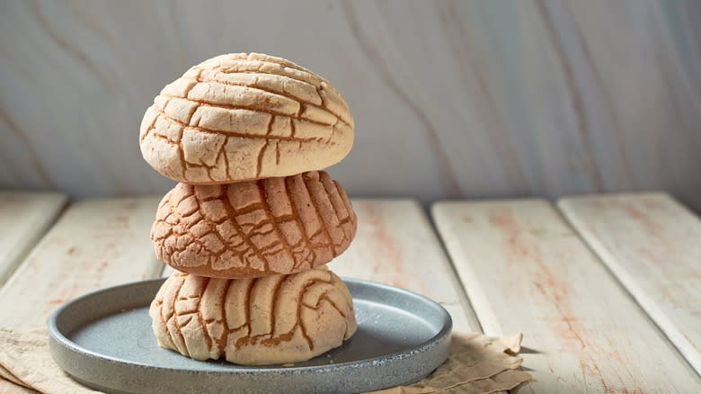 Conchas stacked on table