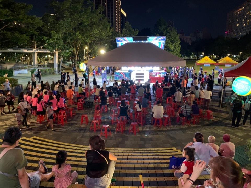 台北市康樂里舉辦中秋節晚會，永慶房屋熱情響應，與鄰里居民一起賞月迎中秋（永慶房產集團提供）