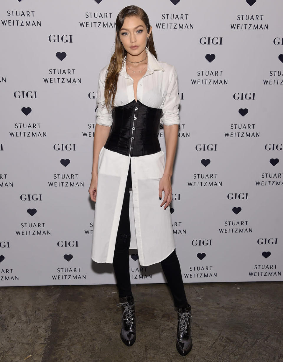 Endlich zeigt uns mal jemand, wie man den Korsagentrend alltagstauglich tragen kann! Gigi Hadid besuchte das Stuart Weitzman-Event in New York in diesem schlichten, stylishen Look. Trend-Alarm! (26. Oktober 2016, Bild: Getty Images)