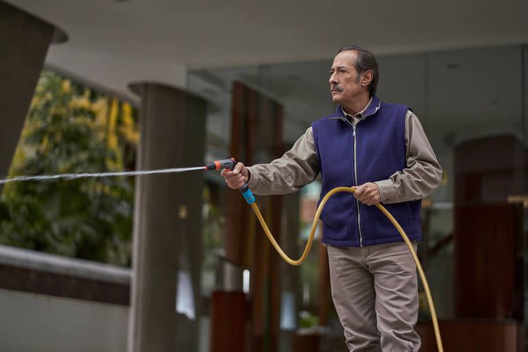 Guillermo Francella personifica a Eliseo en El encargado, un hombre a cargo de un edificio amable y servicial pero que esconde una personalidad diferente