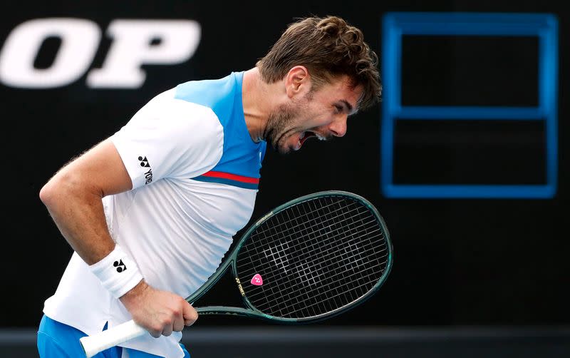 Foto del lunes del suizo Stan Wawrinka celebrando tras vencer al ruso Daniil Medvedev en el Abierto de Australia