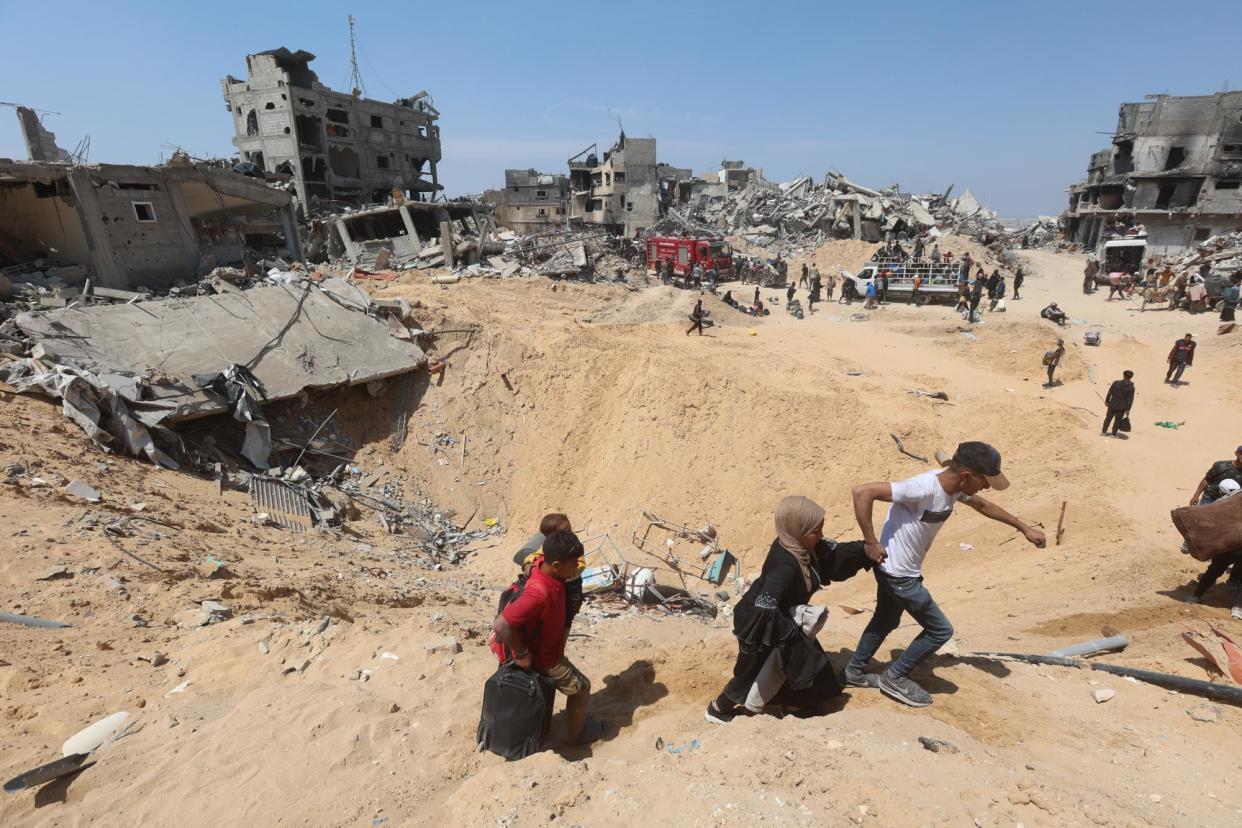 <span>People return to the ruins of Khan Younis after the Israeli forces’ withdrawal.</span><span>Photograph: Ahmed Zaqout/Anadolu/Getty Images</span>