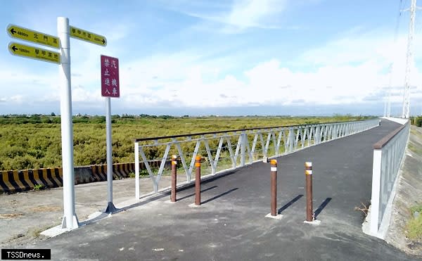 南市觀旅局將急水溪堤頂自行車道向東延伸，打造生態休閒輕旅行路線。（記者李嘉祥攝）