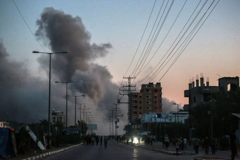 Die israelische Armee hat am Samstag ihre Angriffe im Gazastreifen fortgesetzt. In der nördlichen Stadt Gaza wurden fünf Menschen getötet und sieben weitere verletzt, als ein israelischer Kampfjet ein Wohnhaus bombardierte, wie der örtliche Rettungsdienst mitteilte. (Bashar TALEB)