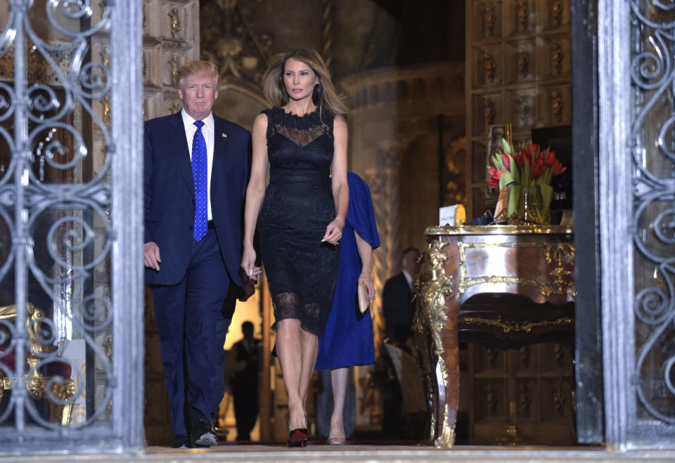 Bei einem Event in der präsidialen Winterresidenz Mar-A-Lago trug die First Lady ein kurzes schwarzes Kleid mit üppigem Spitzeneinsatz. (Bild-Copyright: Susan Walsh/AP)