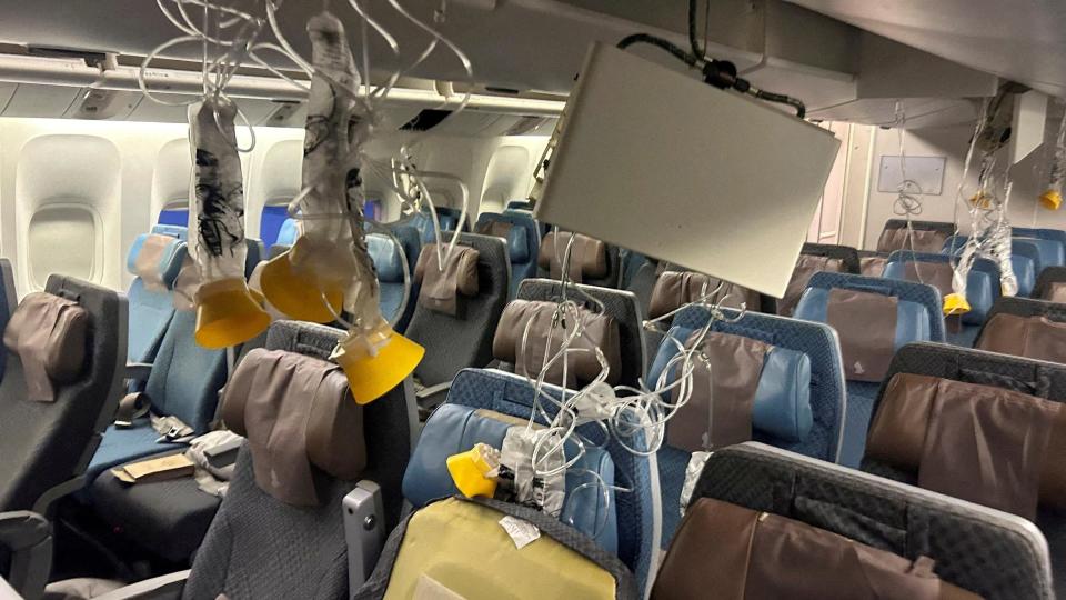 Máscaras de oxígeno que se soltaron durante la turbulencia.