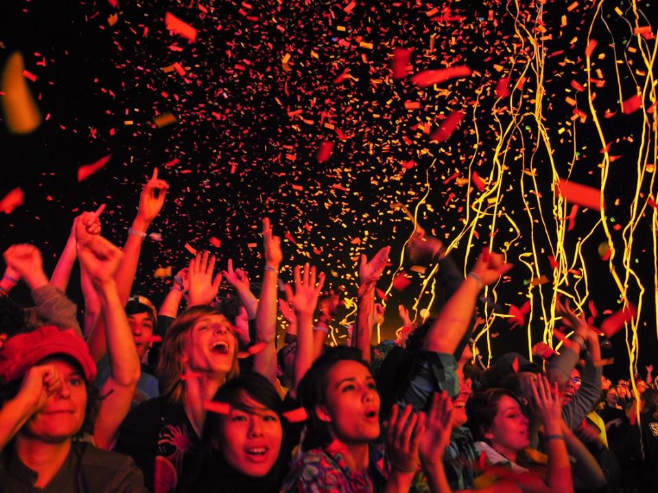 crowd cheering confetti