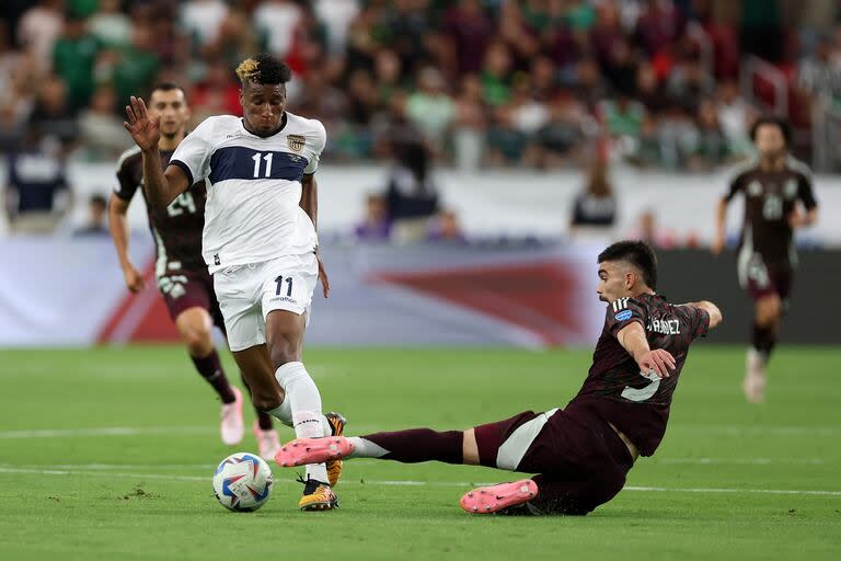 El mexicano Johan Vasquez tacklea al ecuatoriano Kevin Rodriguez. Ecuador jugará contra la Argentina en los cuartos de final de la Copa América