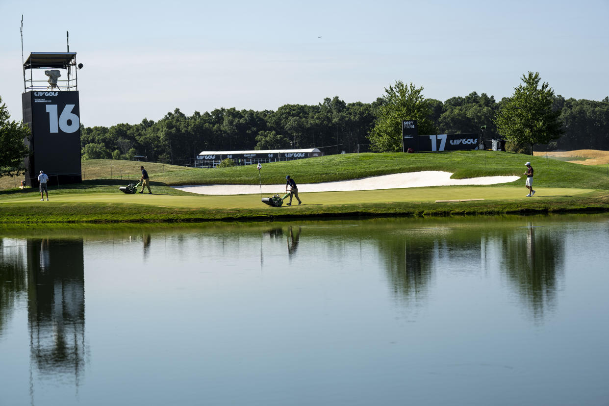 Trabajadores preparan el terreno antes de una ronda de práctica en el Trump National Golf Club en Bedminster, Nueva Jersey, el 27 de julio de 2022. (Doug Mills/The New York Times)
