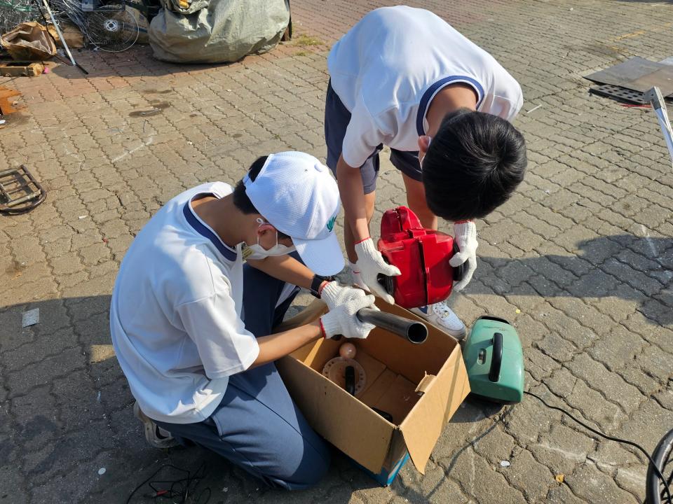 同學們不斷在環保站發現新奇。