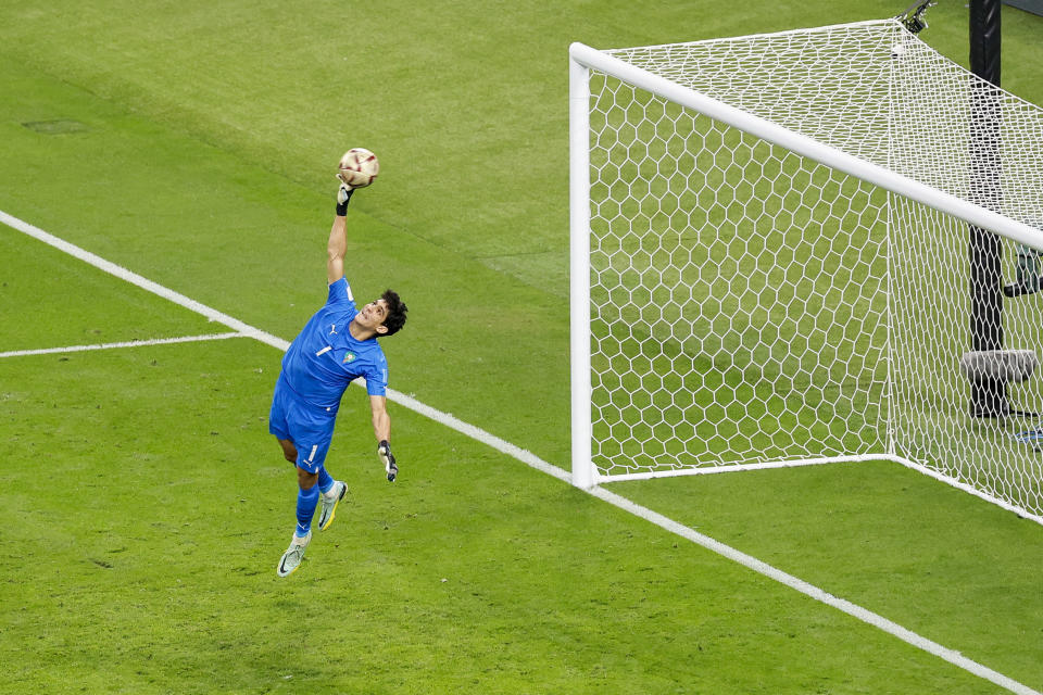 Mislav Oršić apenas y pudo vencer al guardameta marroquí (Foto de: Manuel Reino Berengui/DeFodi Images via Getty Images)